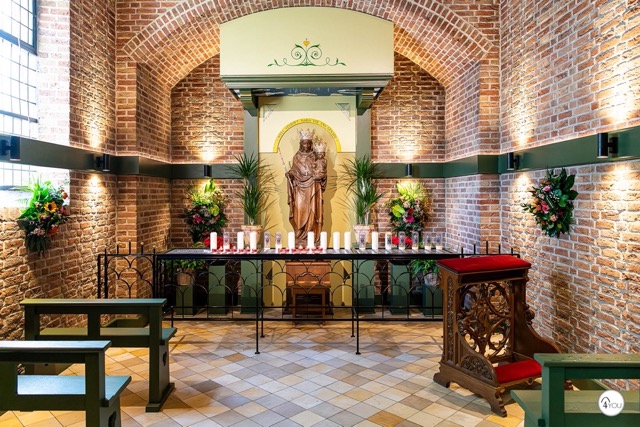 VERNIEUWDE MARIAKAPEL ST. LAMBERTUSKERK INGEZEGEND